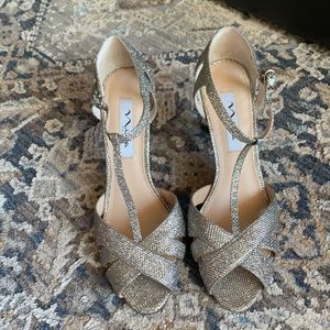 Nina New York silver T strap peep toe high heels size 8.5